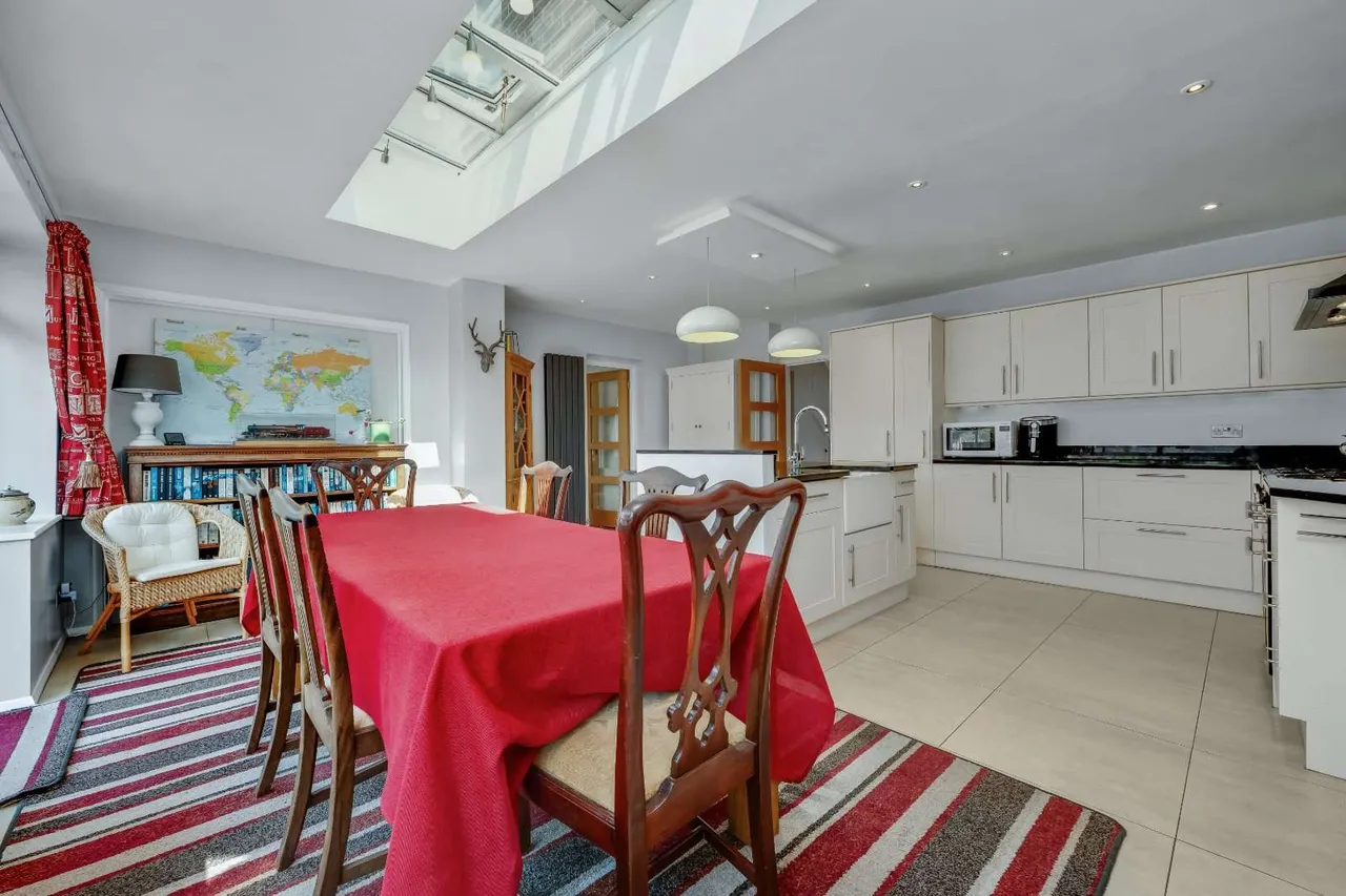Harefield, Esher, Surrey, KT10 9TQ, photo 8