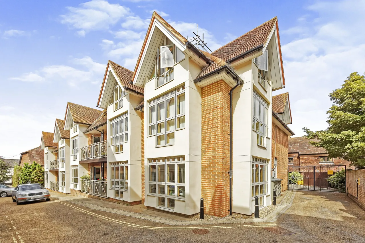 2 bed flat for sale, Adelaide Place, Canterbury, CT1