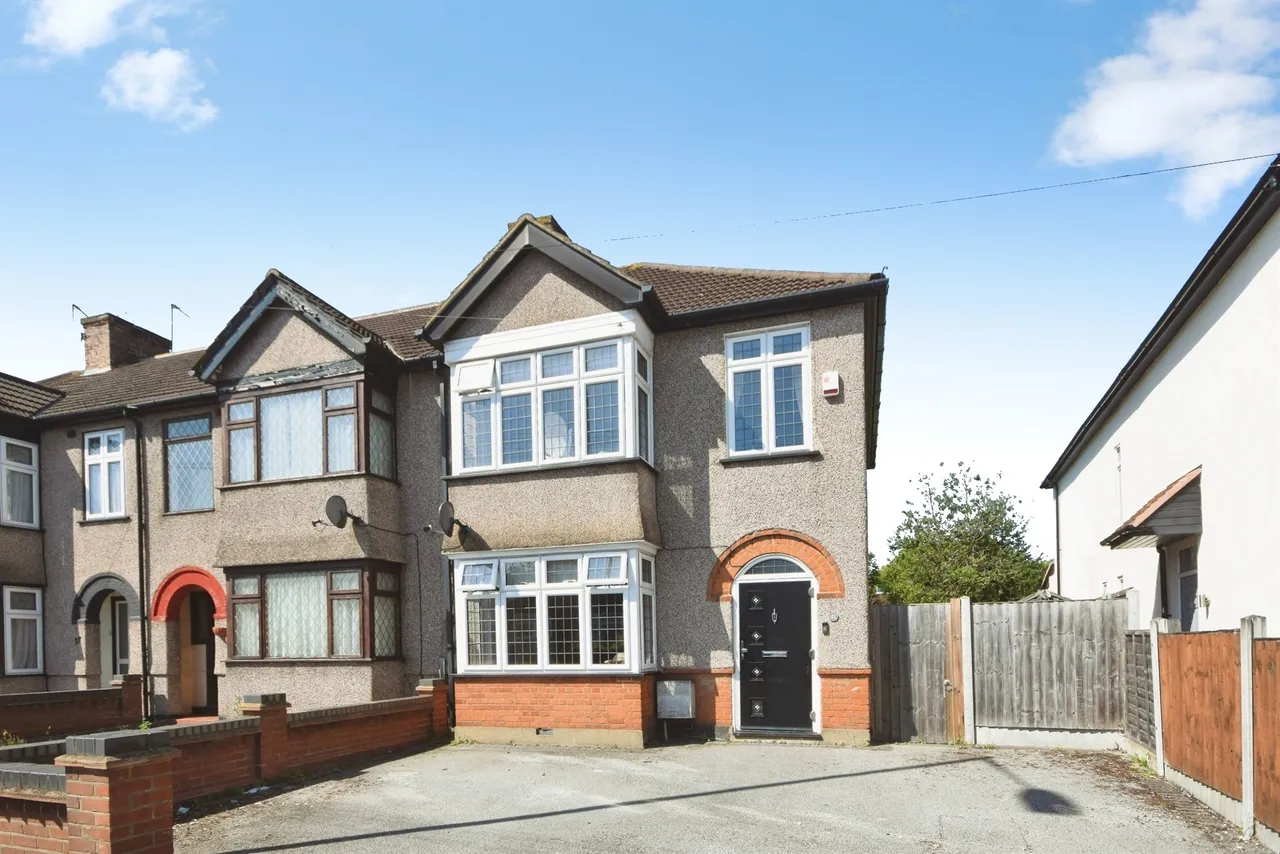 3 bed house for sale — Havering Road, Romford