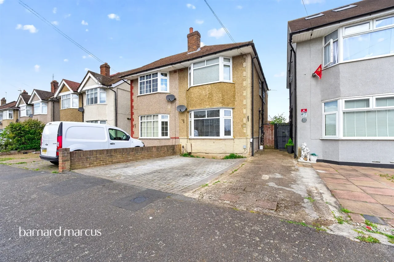 3 bed house for sale — Hamilton Road, Feltham