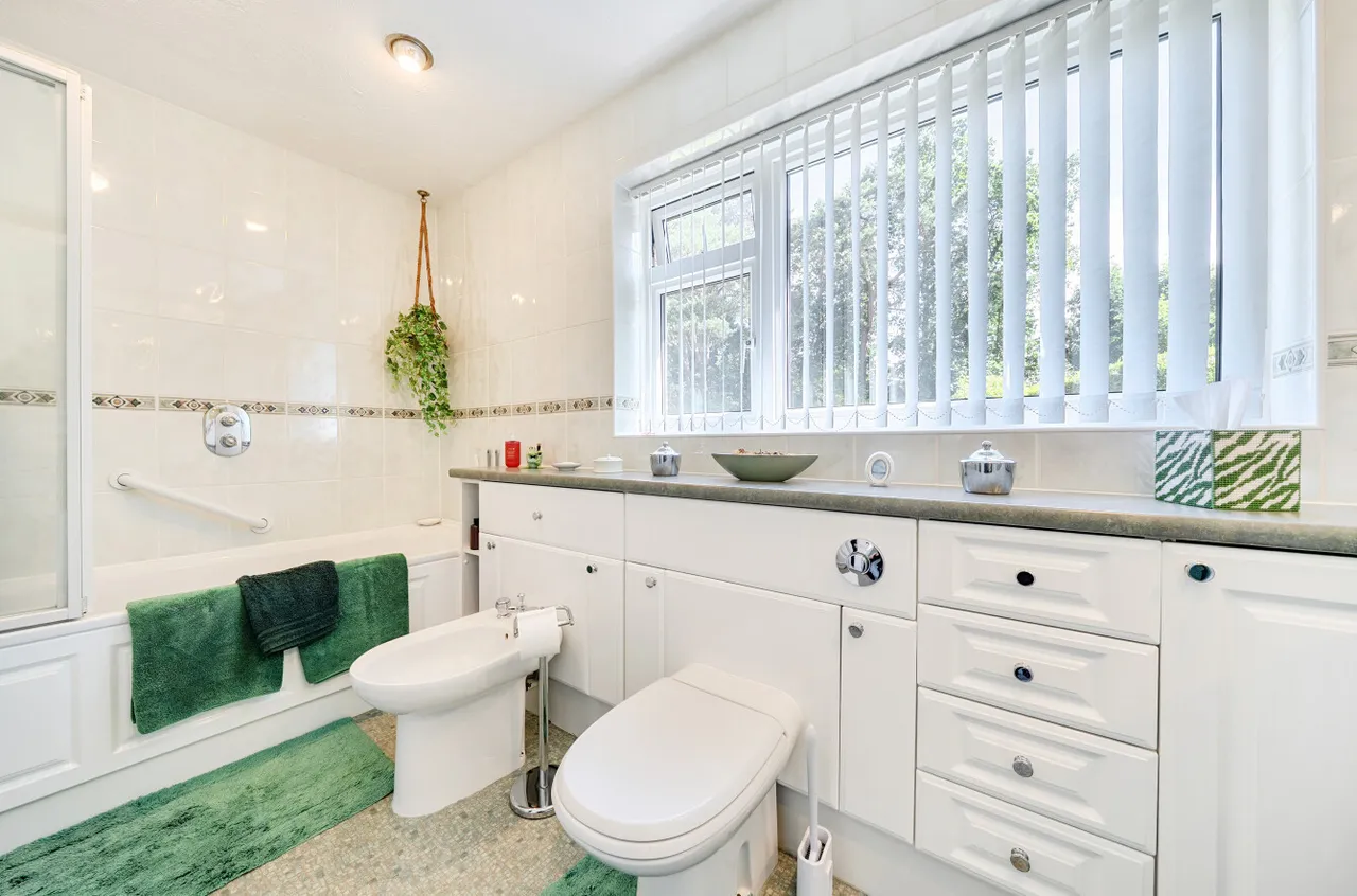 Curley Hill Road, Lightwater, Surrey, GU18 5YQ, photo 13