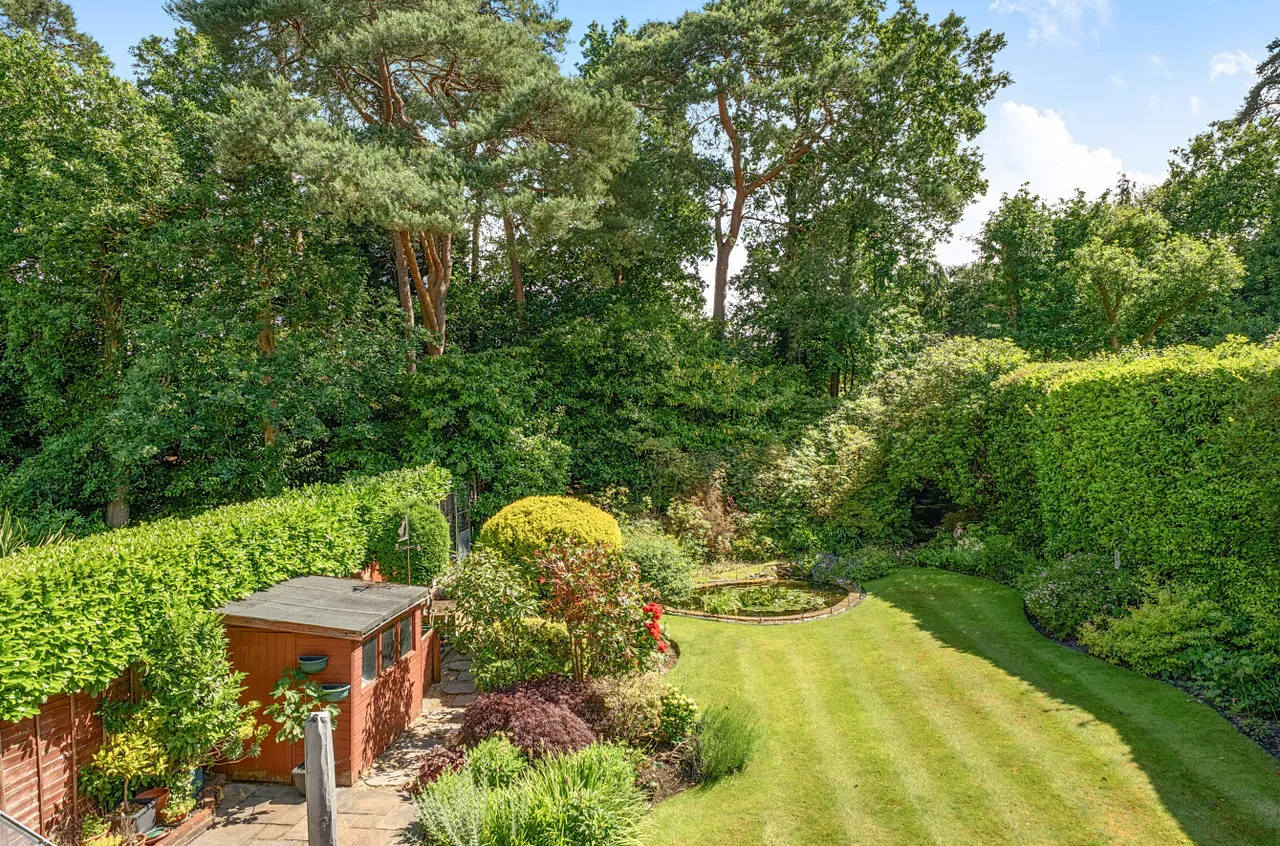 Curley Hill Road, Lightwater, Surrey, GU18 5YQ, photo 2