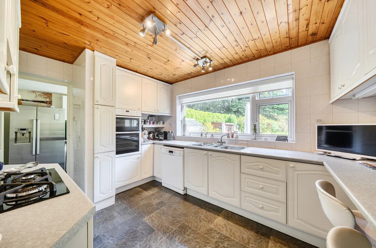Curley Hill Road, Lightwater, Surrey, GU18 5YQ, photo 6