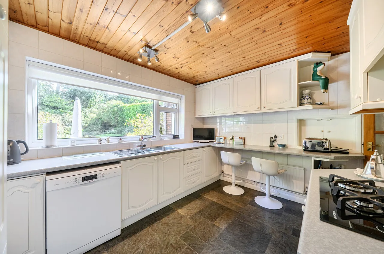 Curley Hill Road, Lightwater, Surrey, GU18 5YQ, photo 7