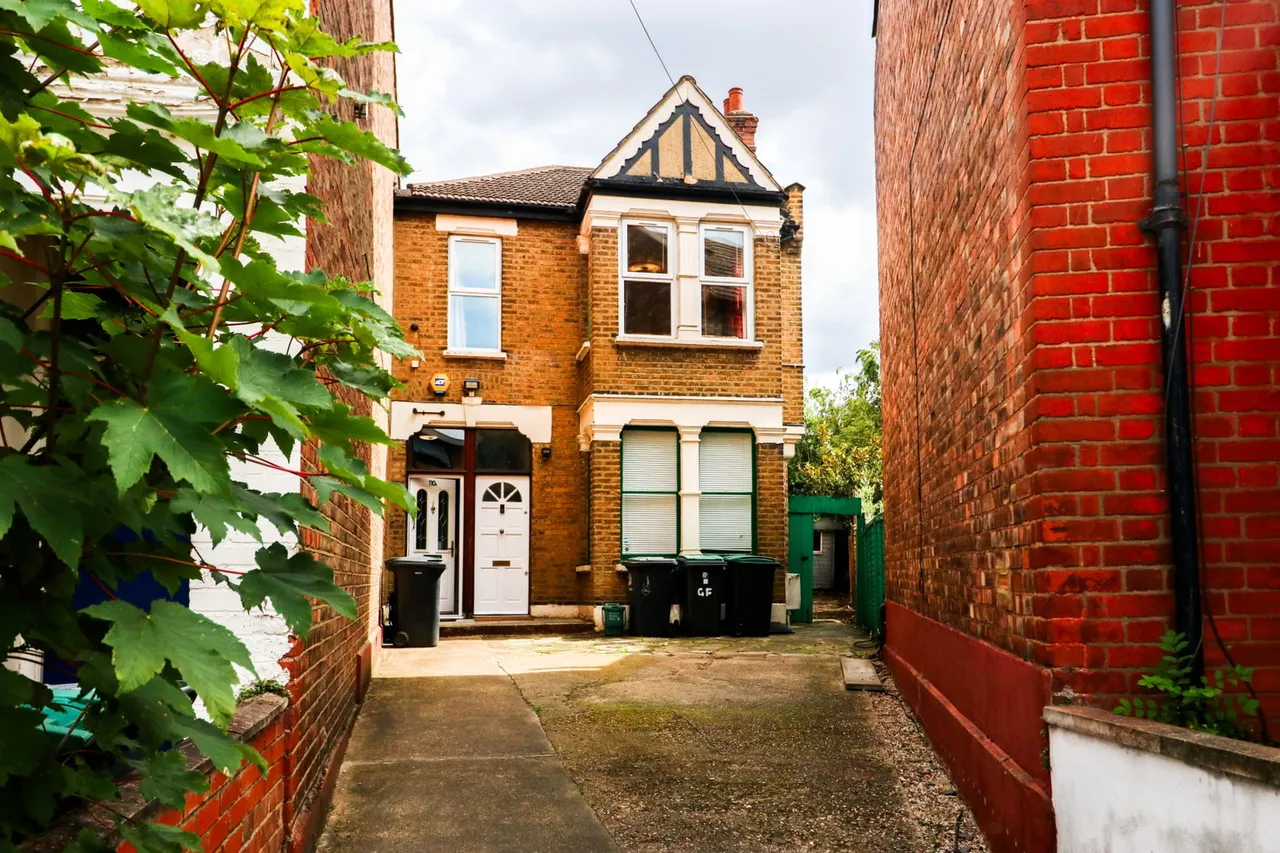 3 bed flat for sale — Hermitage Road, London
