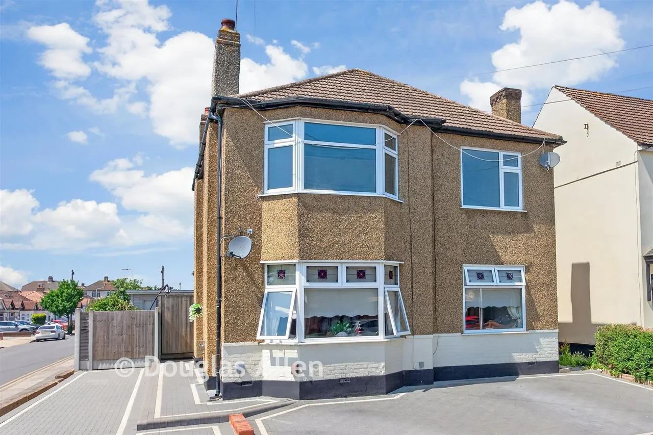 3 bed flat for sale, Crystal Avenue, Hornchurch, RM12