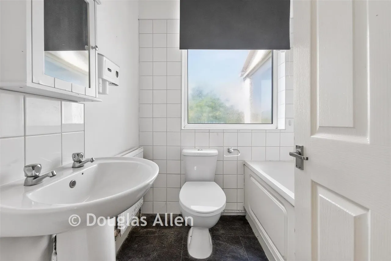 Crystal Avenue, Hornchurch, RM12, photo 9