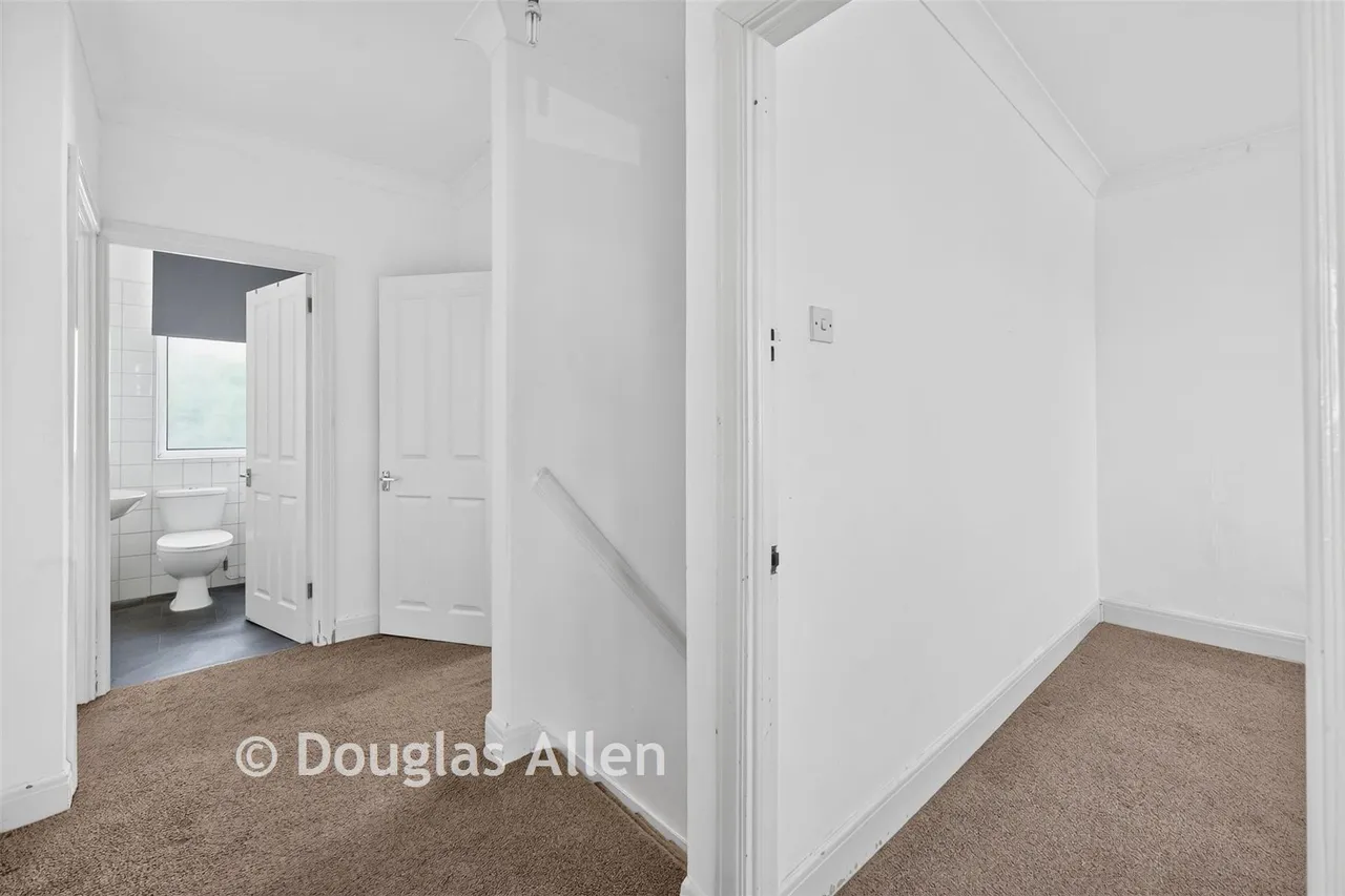Crystal Avenue, Hornchurch, RM12, photo 5
