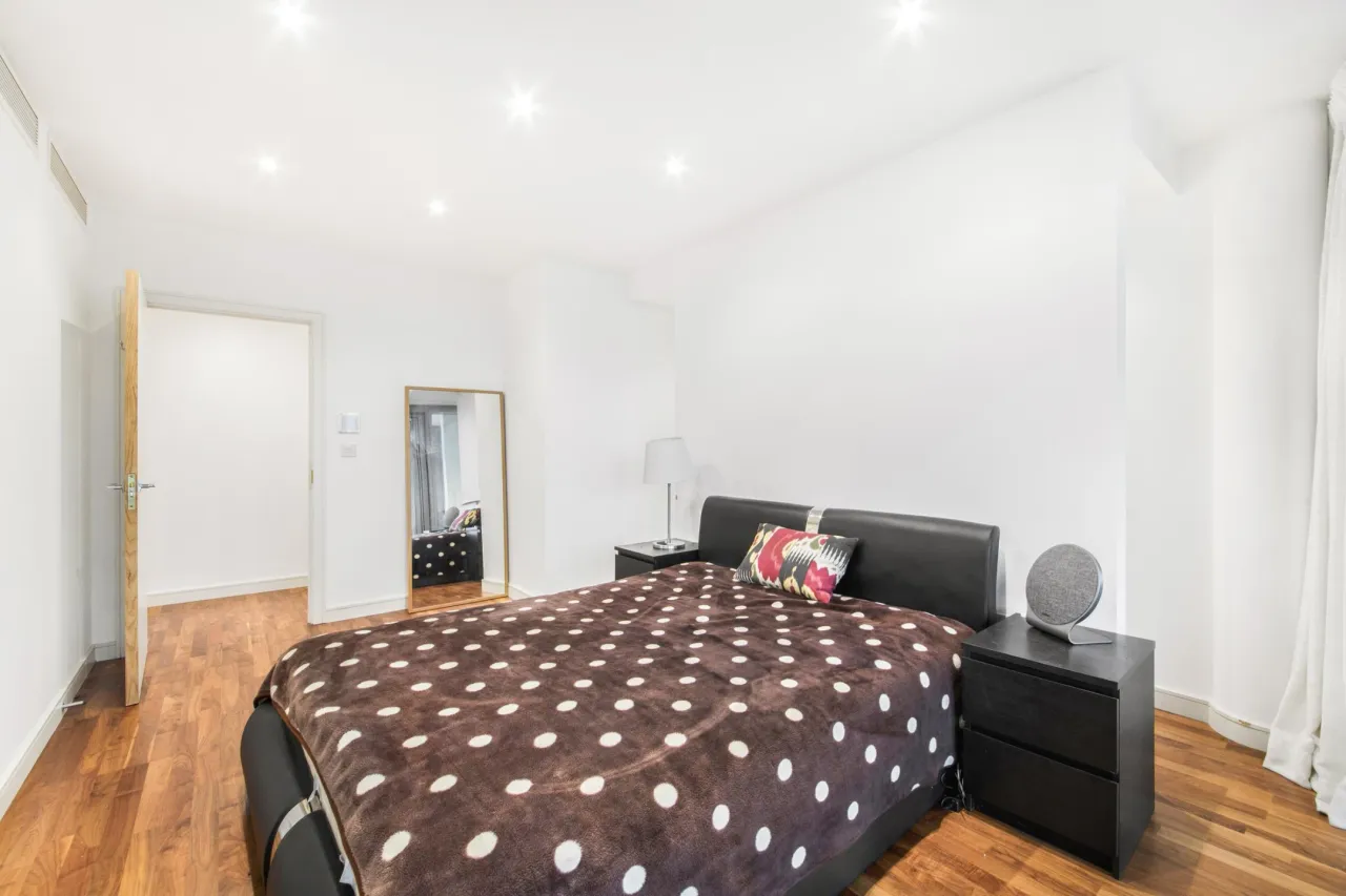 Ealing Road, Brentford, TW8, photo 16