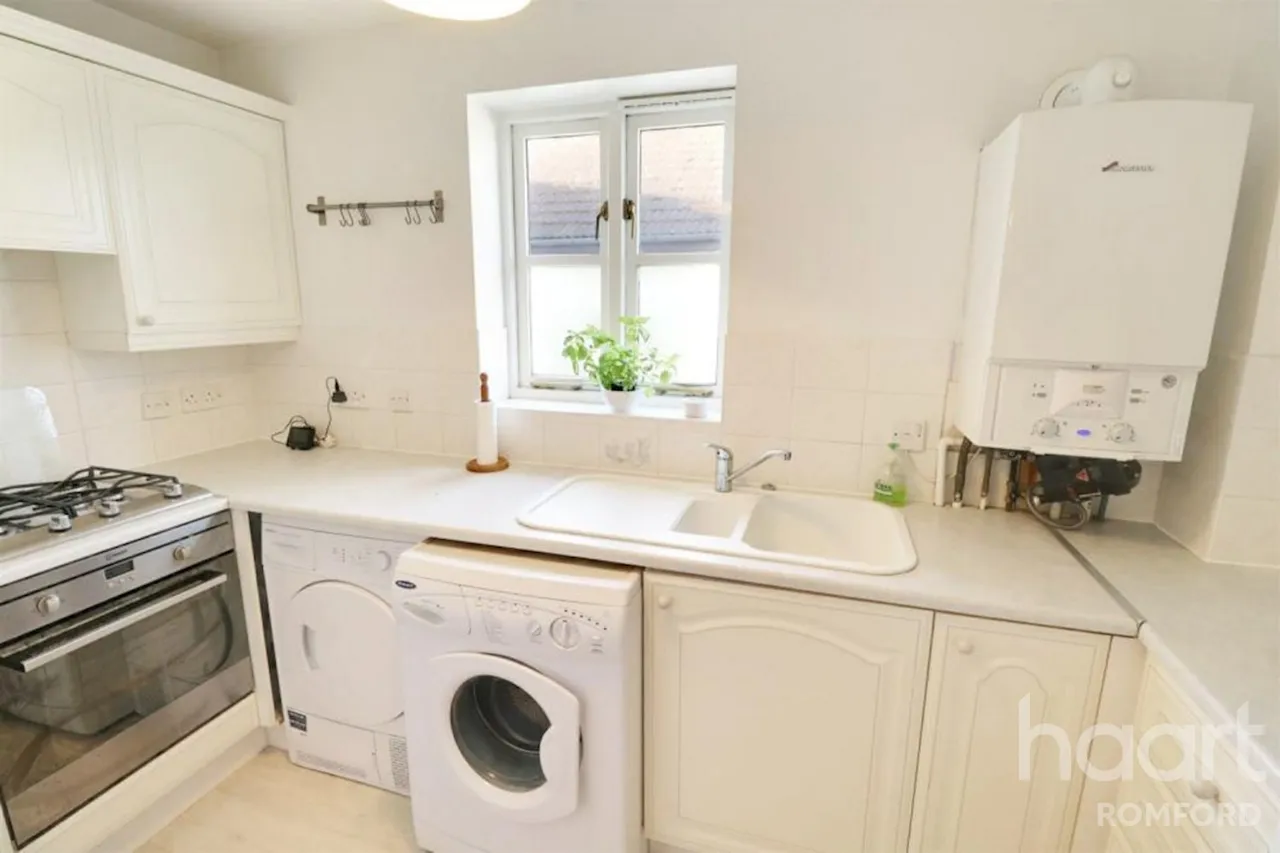 1 bed flat to rent, Templar Court, The Mawneys -, RM7
