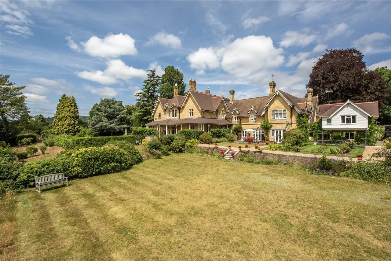 3 bed house for sale, Sandy Lane, Betchworth, RH3