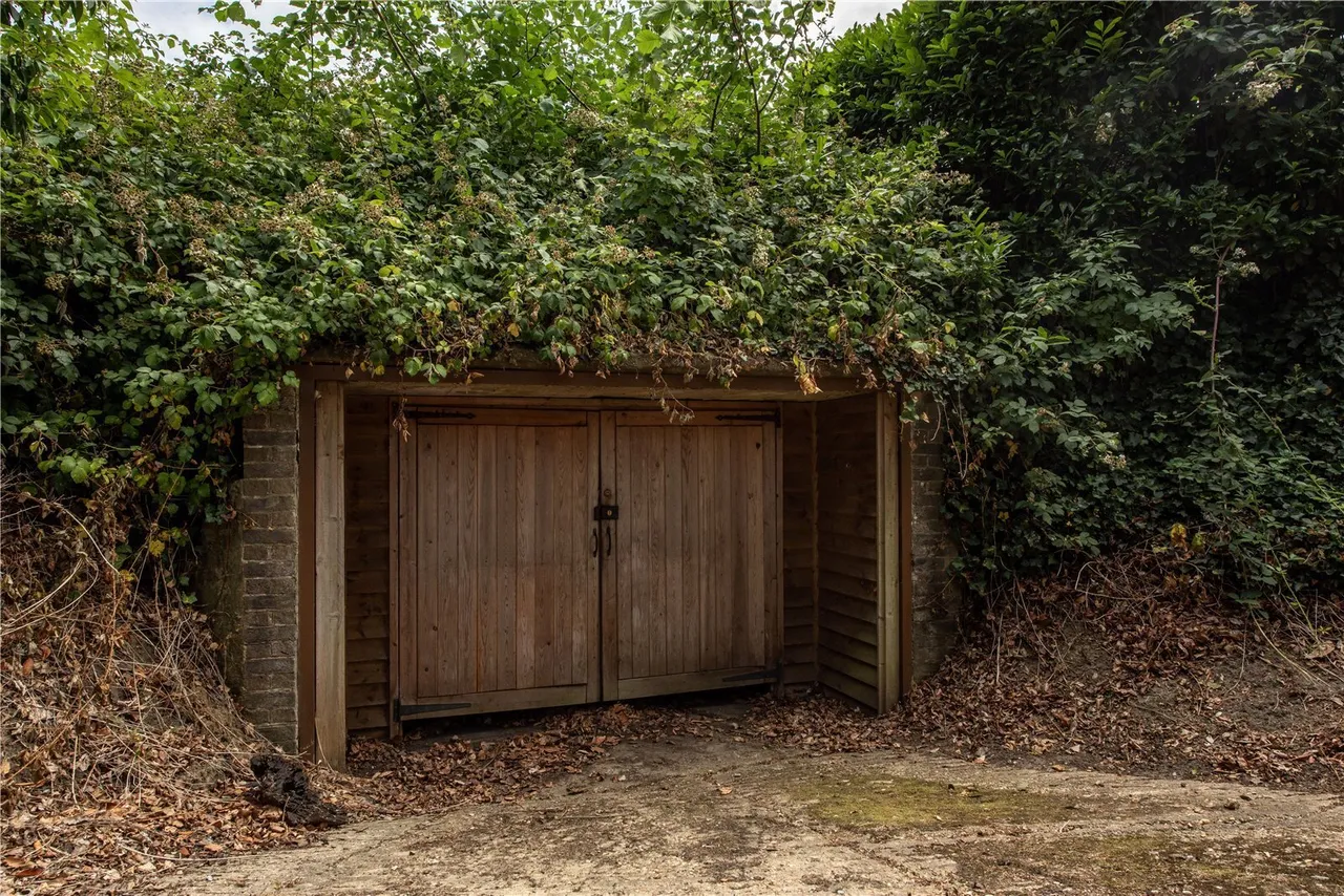 Sandy Lane, Betchworth, RH3, photo 19