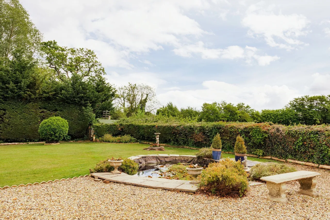 Captivating Detached Period Home in S, photo 4