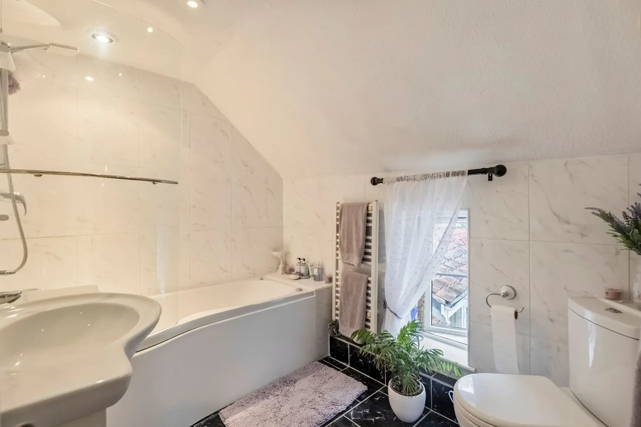 Captivating Detached Period Home in S, photo 16