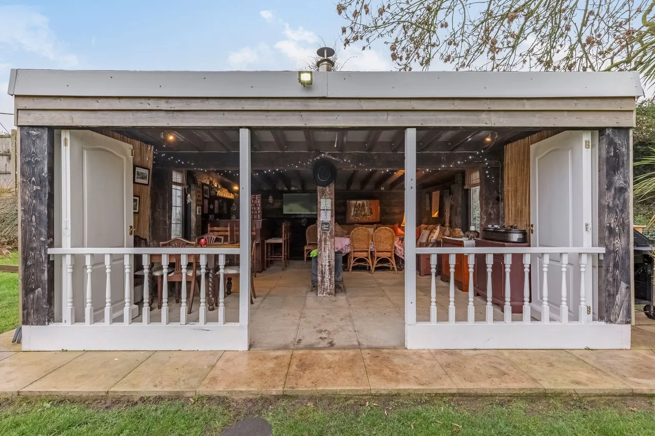 Captivating Detached Period Home in S, photo 18