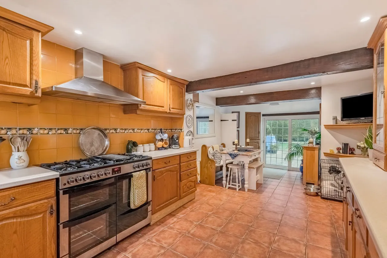 Captivating Detached Period Home in S, photo 3