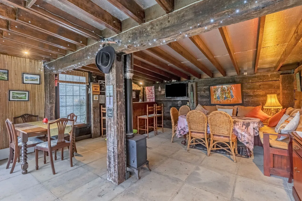 Captivating Detached Period Home in S, photo 17