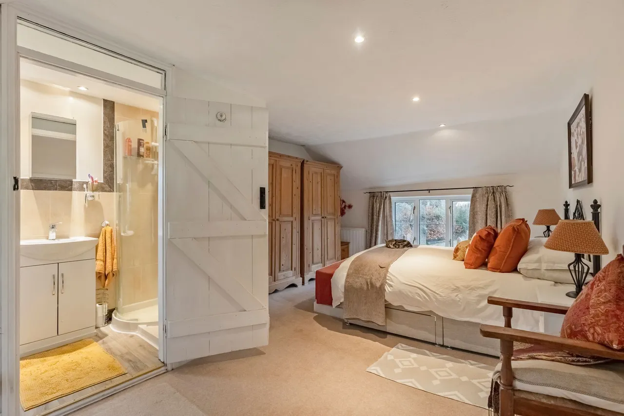 Captivating Detached Period Home in S, photo 12