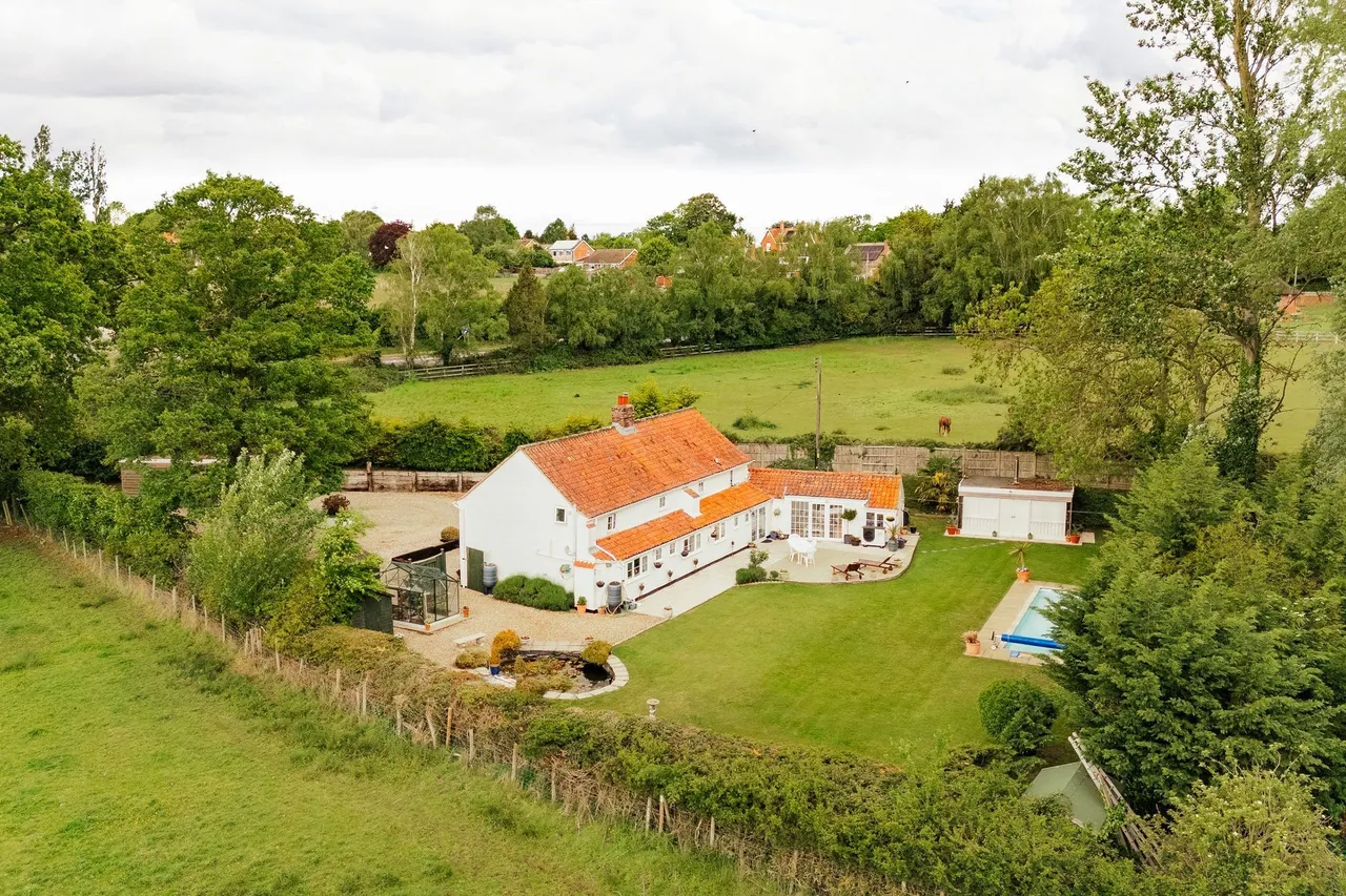 Captivating Detached Period Home in S, photo 22