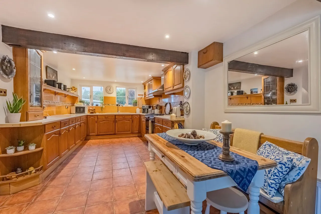 Captivating Detached Period Home in S, photo 2