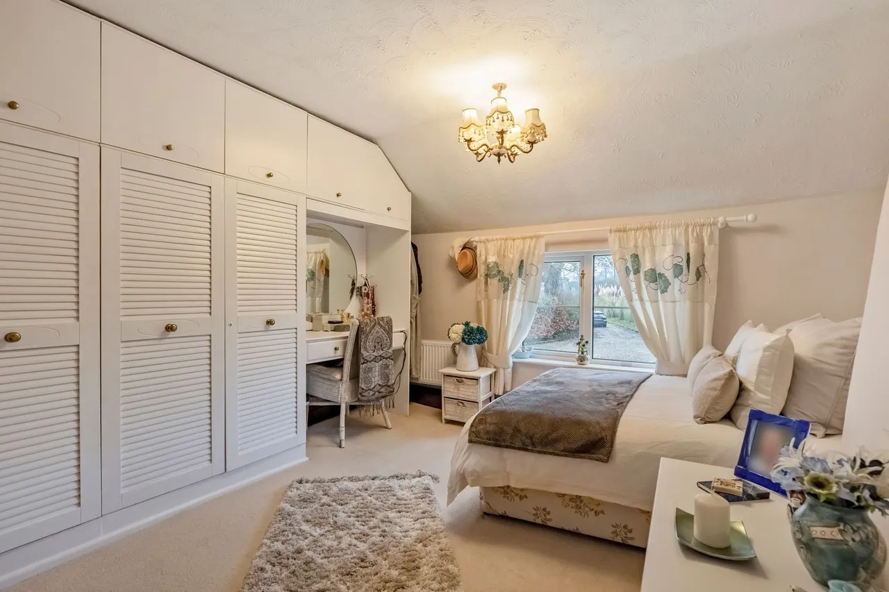 Captivating Detached Period Home in S, photo 14
