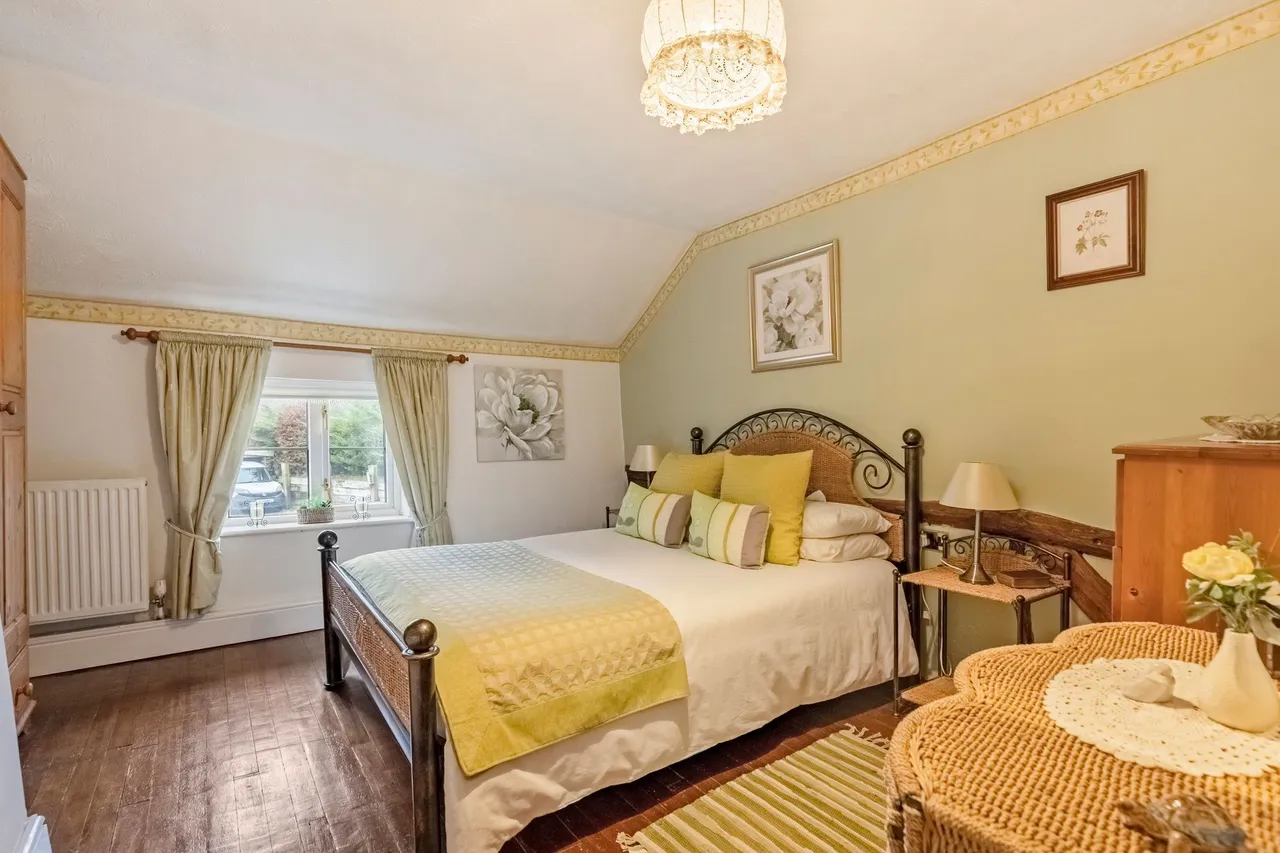 Captivating Detached Period Home in S, photo 15