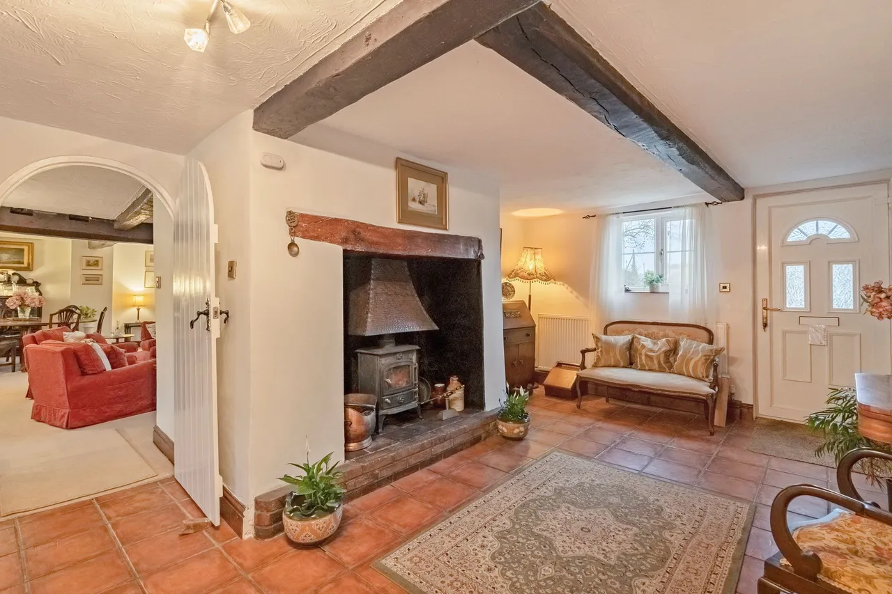 Captivating Detached Period Home in S, photo 5