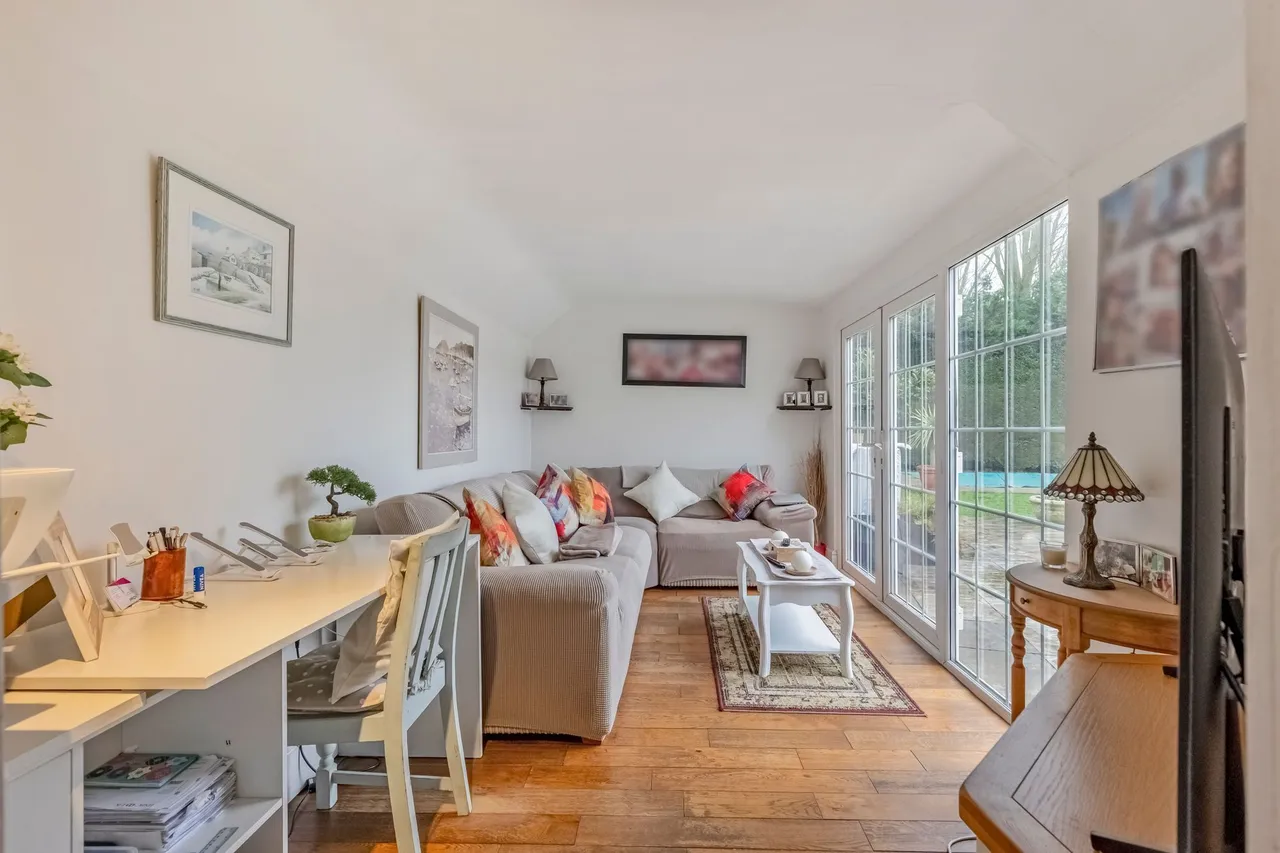 Captivating Detached Period Home in S, photo 10