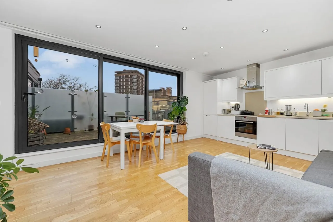 2 bed flat to rent, Hackney Road, Shoreditch, E2