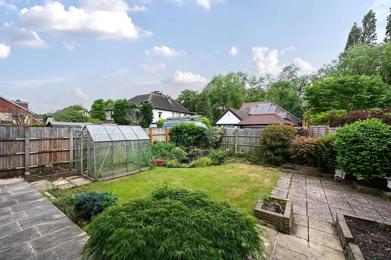 Acacia Road, Staines, TW18, photo 3