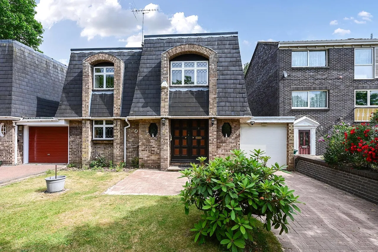 4 bed house for sale, Acacia Road, Staines, TW18