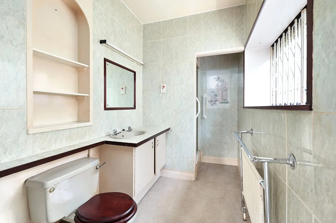 Acacia Road, Staines, TW18, photo 16