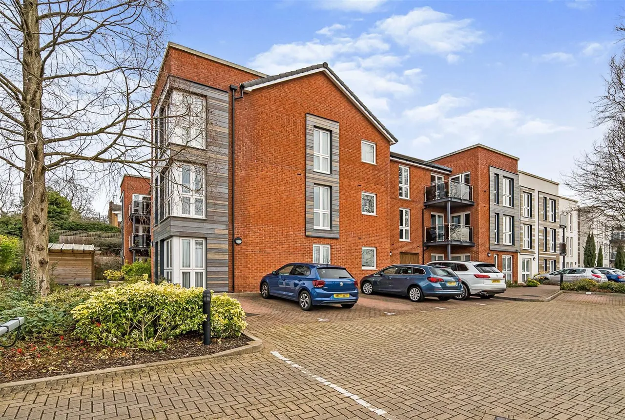 2 bed flat for sale, Park Road, Hagley, DY9