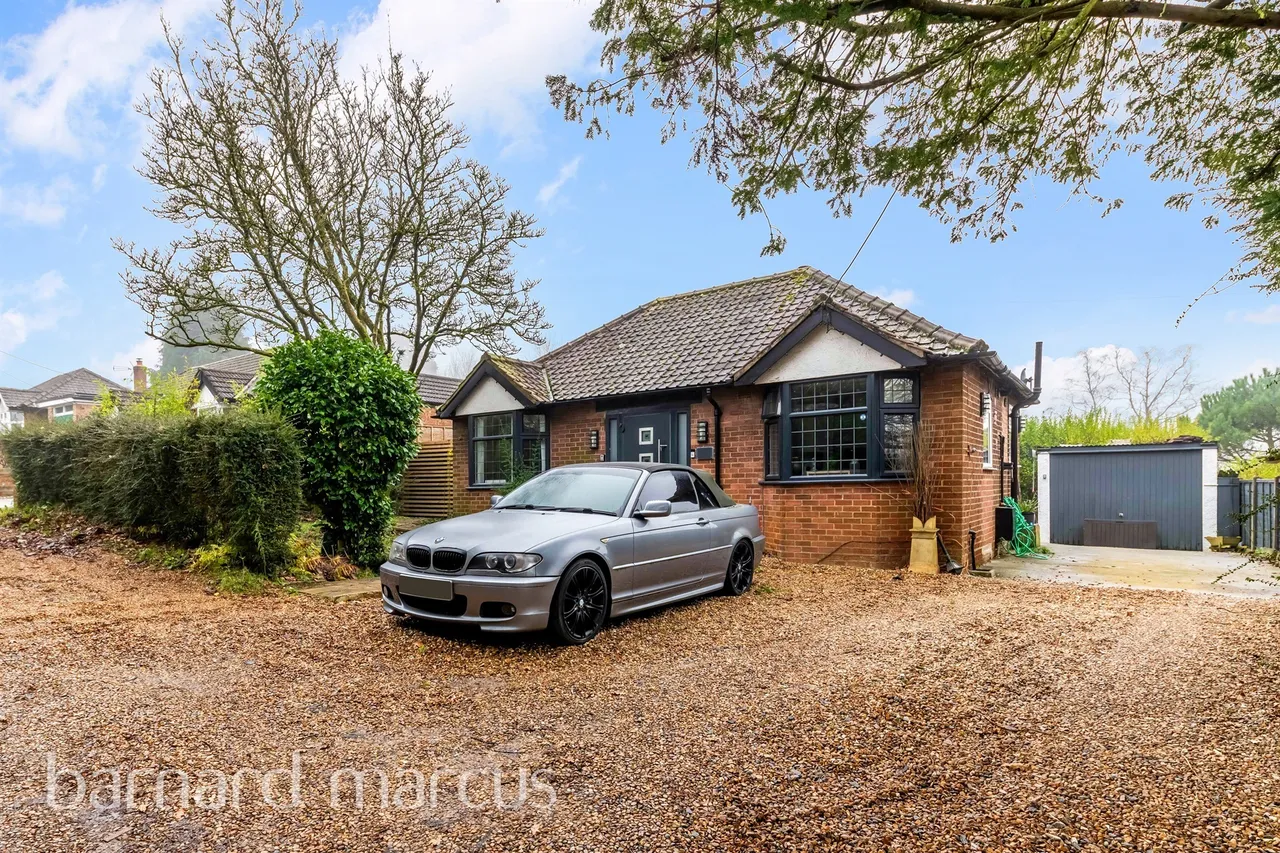 2 bed house for sale — Clump Avenue, Tadworth