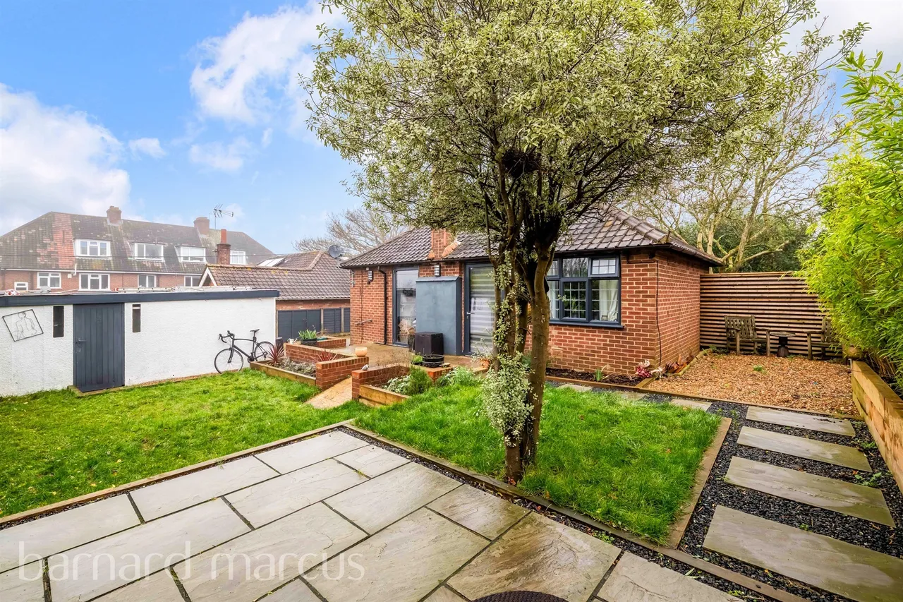 Clump Avenue, Tadworth, photo 5