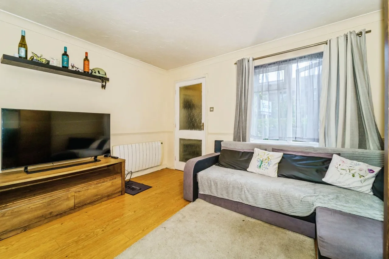 Rabournmead Drive, Northolt, UB5, photo 2