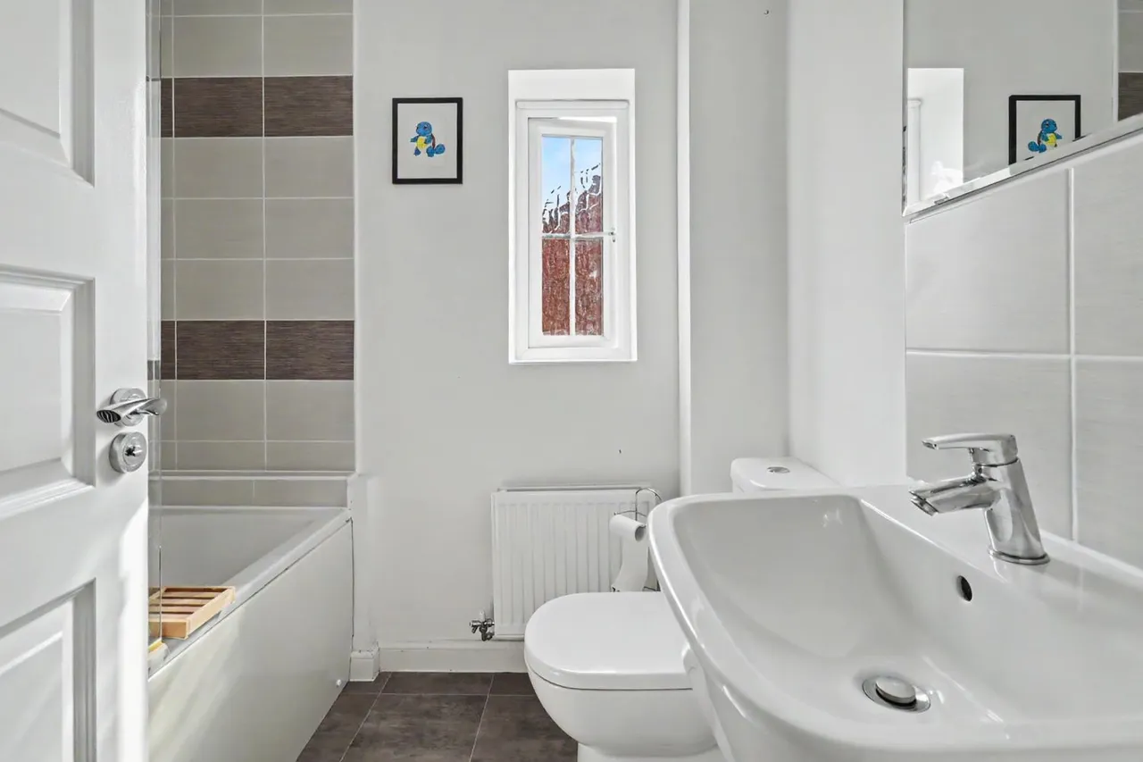 Edinburgh Road, Church Gresley, DE11, photo 17