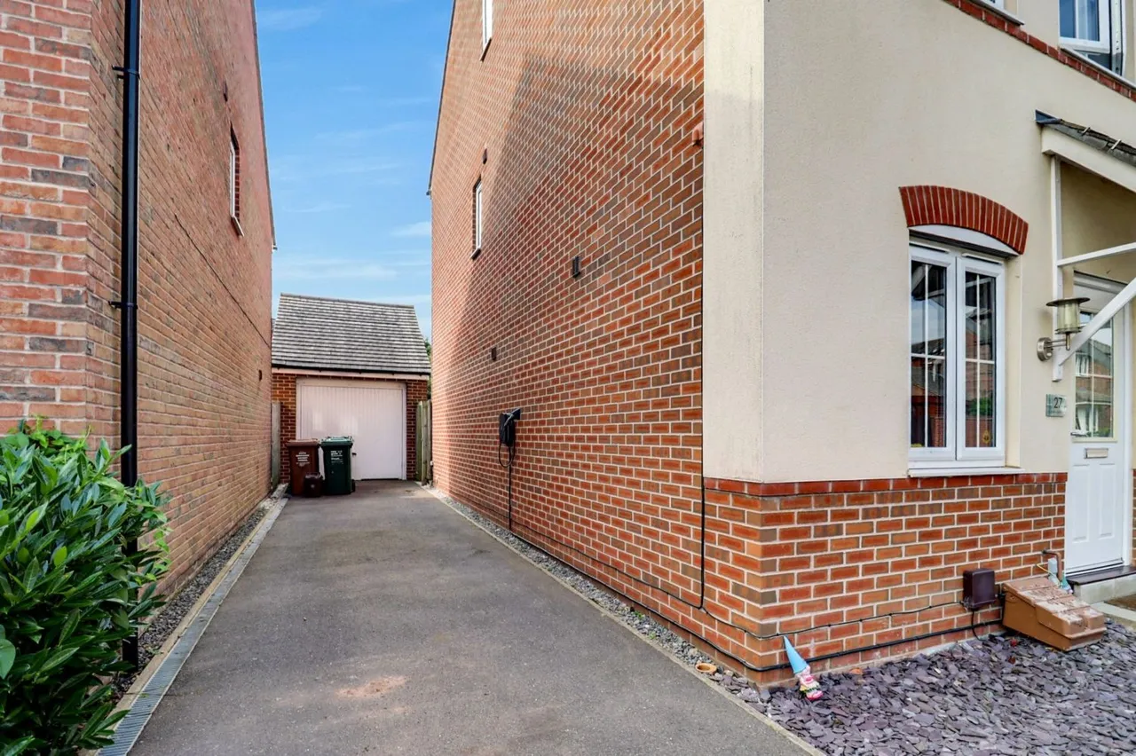 Edinburgh Road, Church Gresley, DE11, photo 2