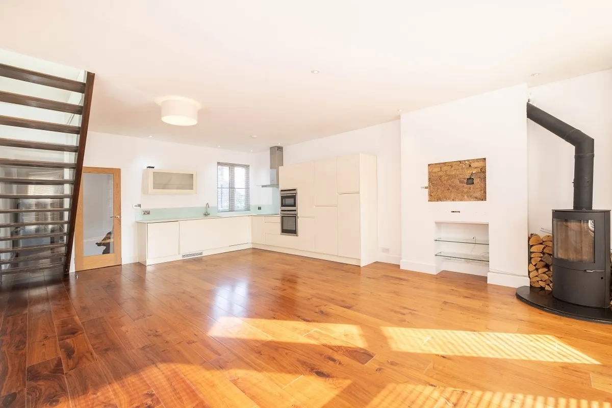 3 bed flat to rent, Upper Richmond Road West London, SW14