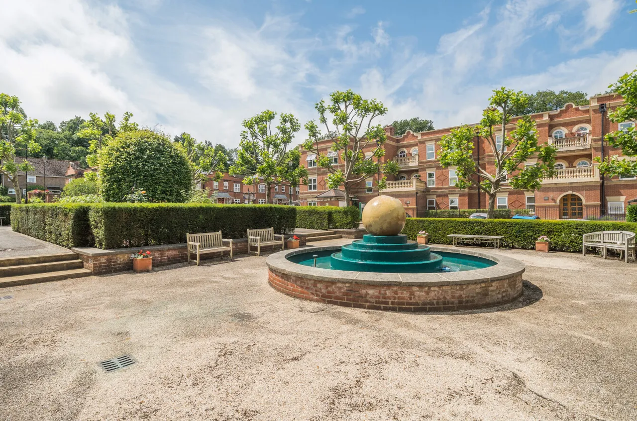 Franklin Court, Wormley, GU8, photo 19