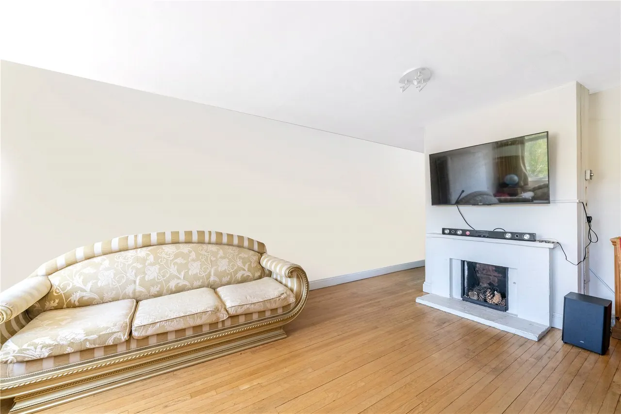 Chestnut Avenue, Hampton, TW12 2NU, photo 3
