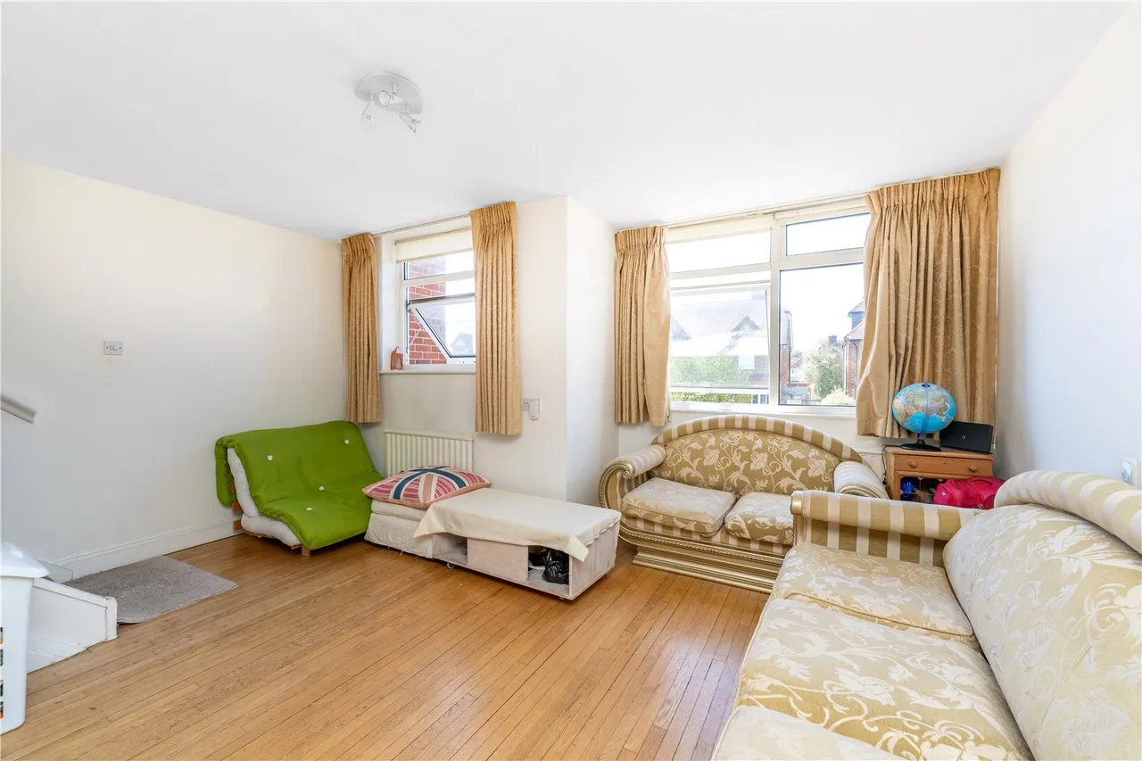 Chestnut Avenue, Hampton, TW12 2NU, photo 4