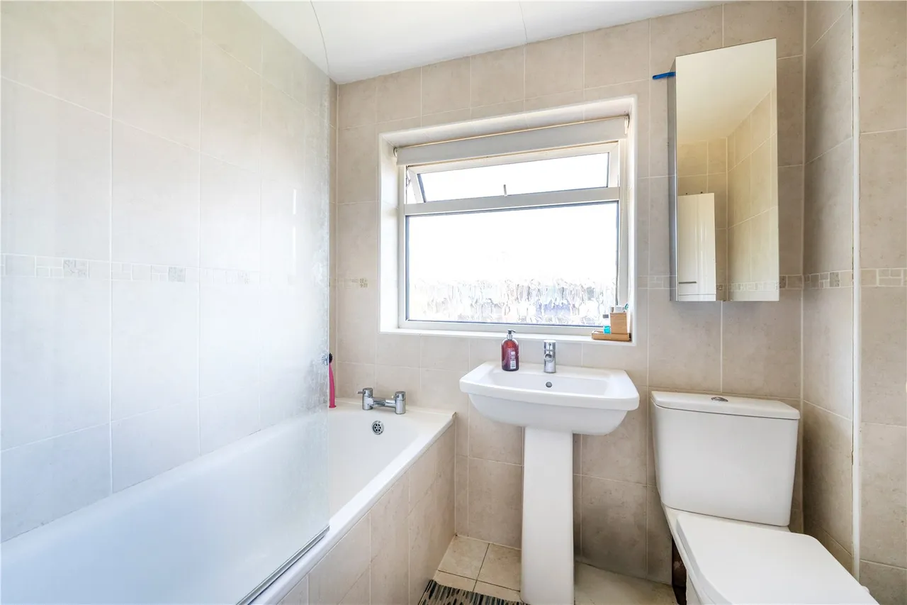 Chestnut Avenue, Hampton, TW12 2NU, photo 11
