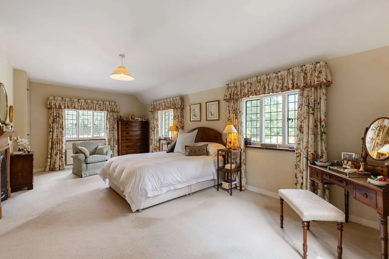 Little Heath Road, Chobham, Surrey, GU24 8RL, photo 12