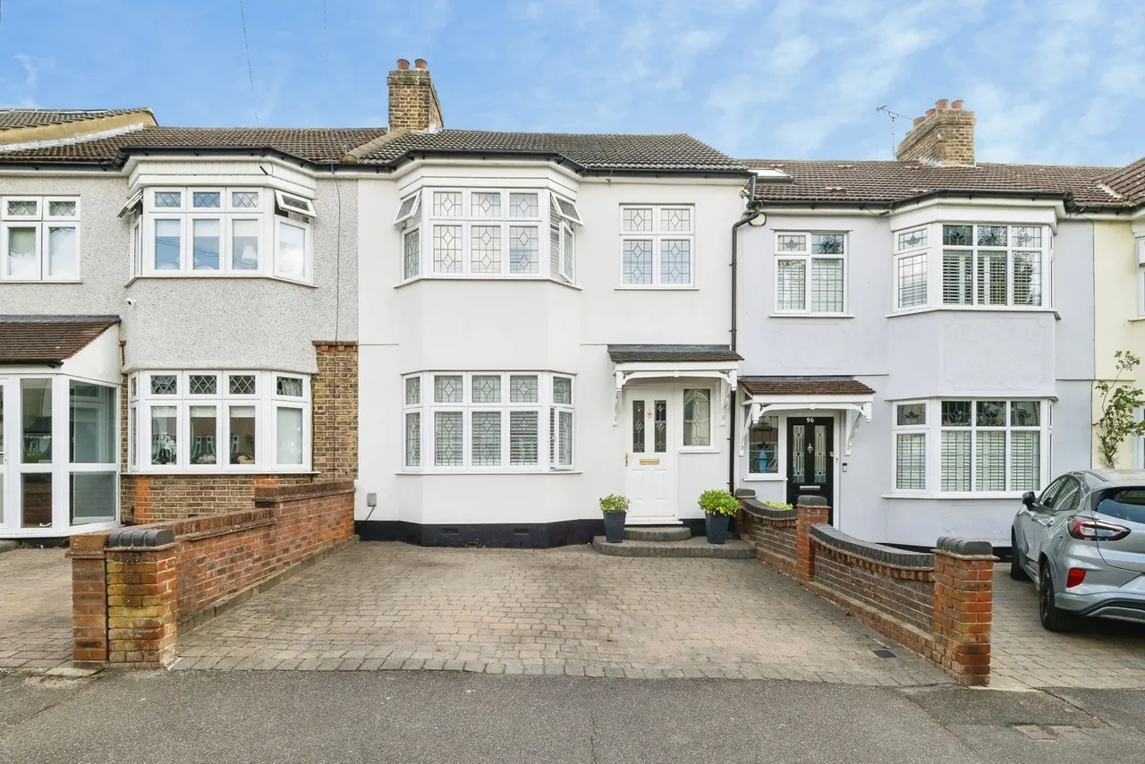 4 bed house for sale — Hillcrest Road, Hornchurch, RM11