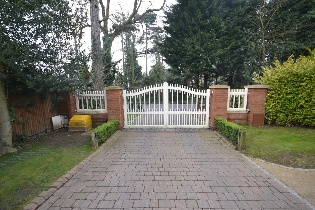 Chenies Place, Barnet Road, Arkley, EN5 3BH, photo 2