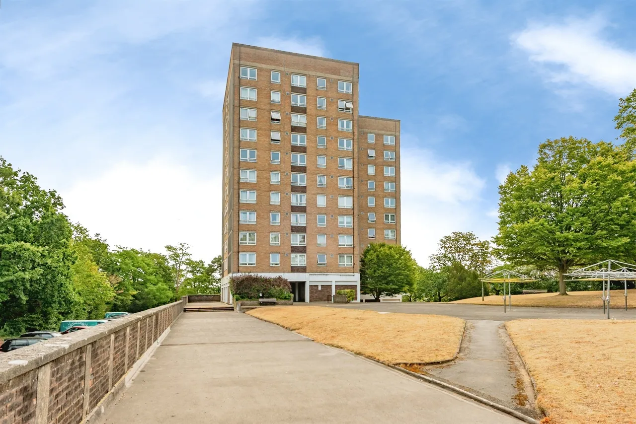 2 bed flat for sale — The Dome, Redhill