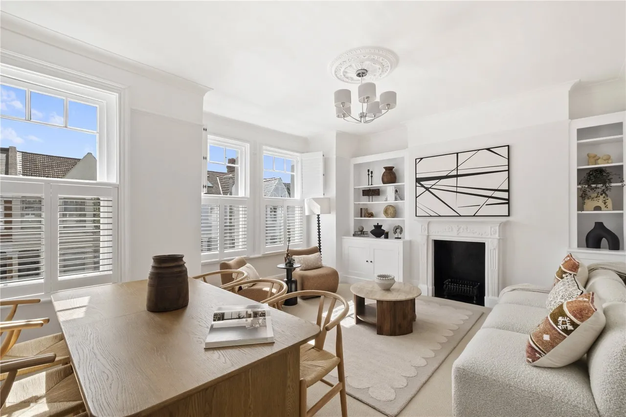 2 bed flat for sale, Moring Road, London, SW17