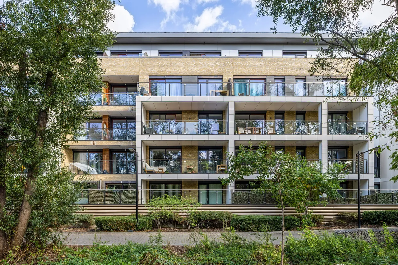 Knaresborough Drive, London, SW18, photo 2