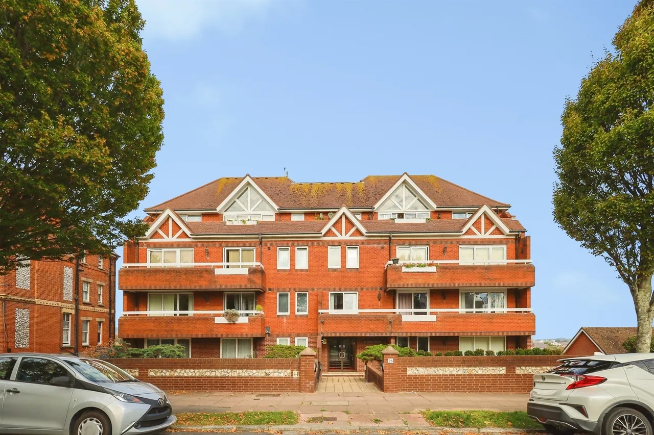 2 bed flat for sale, St. Johns Road, Eastbourne, BN20